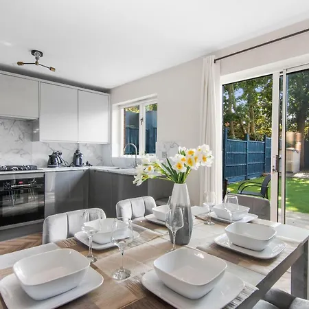 Onsitestays - Early Check In August - Modern 3 Bed House, 2 X Parking, Garden, Wifi & Dishwasher